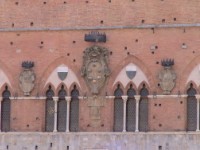 Siena Piazza del Campo 2 - Rathausfassade.JPG